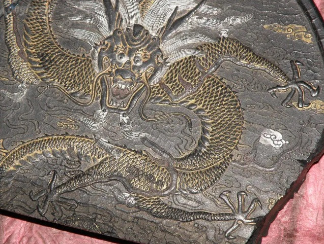 Không chỉ có hoa văn hình rồng 5 móng, cỗ quan tài này còn chạm khắc hình ảnh long - lân - quy - phụng. Theo quan niệm của người Trung Quốc thời xưa, 4 linh vật này tượng trưng cho 4 vị thần ở 4 phương gồm: Thanh Long, Bạch Hổ, Huyền Vũ và Chu Tước.