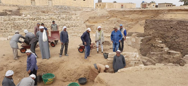 Saqqara là một phần của khu nghĩa địa thuộc cố đô Memphis thời Ai Cập cổ đại. Khu vực khảo cổ nổi tiếng này có kim tự tháp Giza và nhiều kim tự tháp nhỏ hơn như: Abu Sir, Dahshur và Abu Ruwaysh.