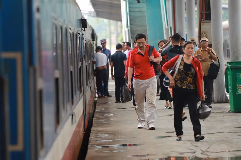 Theo Quy hoạch mạng lưới đường sắt thời kỳ 2021 - 2030, tầm nhìn đến năm 2050, các tuyến đường sắt quốc gia không xuyên tâm qua ga Hà Nội như hiện tại. Quy hoạch phát triển GTVT Hà Nội thể hiện, sau khi di dời hạ tầng đường sắt quốc gia, ga Hà Nội có diện tích dự kiến khoảng 15 ha chỉ lập tàu khách và là ga trung tâm trung chuyển của đường sắt quốc gia, đường sắt đô thị và hệ thống giao thông công cộng khác. Ảnh: Lao động.