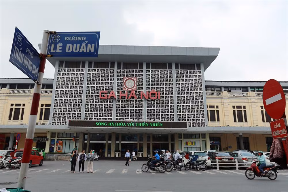 Bộ Giao thông vận tải (GTVT) và UBND TP Hà Nội đã lên phương án di dời tạm thời hạ tầng ga Hà Nội về ga Thường Tín (cách ga Hà Nội khoảng 20km, nằm trên tuyến đường sắt Bắc - Nam) để làm tổ hợp ga Ngọc Hồi và ga trung tâm trung chuyển của đường sắt quốc gia, đường sắt đô thị. Ảnh: Lao động.