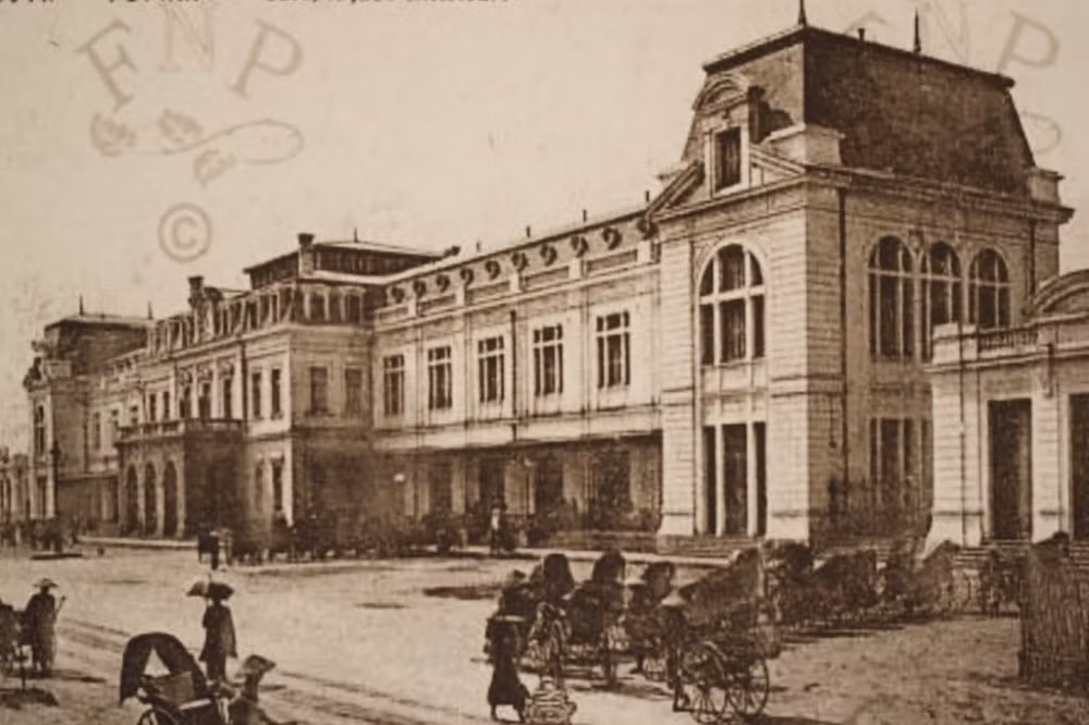 Trong suốt những năm tháng chiến tranh ác liệt, ga Hàng Cỏ trở thành mục tiêu ném bom. Do đó, công trình bị hư hại một phần và được tu sửa để tiếp tục hoạt động. Trong giai đoạn cam go này, tàu hỏa đều chạy vào ban đêm. Ảnh tư liệu.