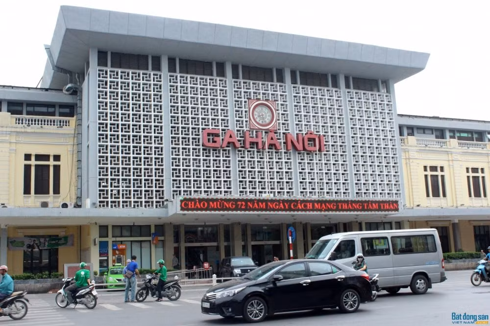 Trong thời gian tới, Bộ GTVT cùng các đơn vị liên quan sẽ phối hợp, chỉ đạo di dời cơ sở hạ tầng đường sắt quốc gia như các ga Hà Nội, Giáp Bát để bàn giao mặt bằng cho Hà Nội thực hiện Dự án metro Yên Viên - Ngọc Hồi. Ảnh: VTC.