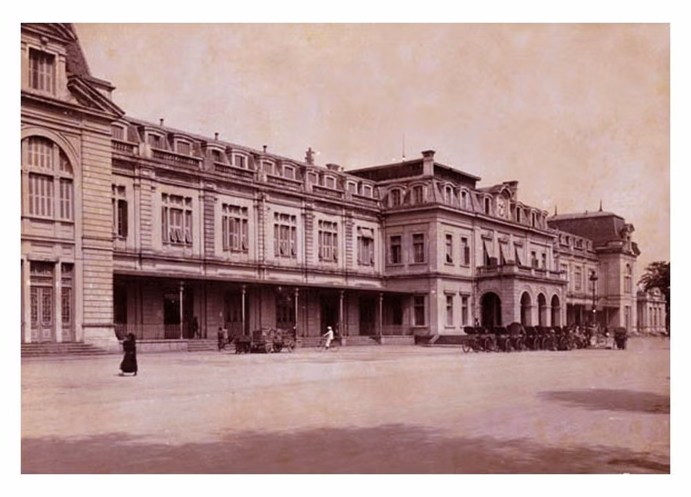 Trải qua hơn 100 năm, ga Hà Nội được xem như một biểu tượng của thành phố và là đầu mối giao thông quan trọng vận chuyển hành khách, hàng hóa. Ảnh tư liệu.