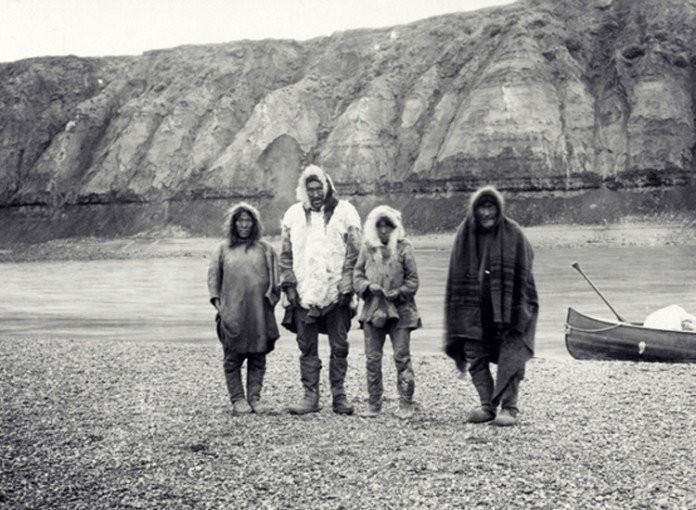 Hồ Angikuni trở thành địa điểm bí ẩn nổi tiếng thế giới khi đây là nơi xảy ra vụ mất tích tập thể của hàng trăm người Inuit. Đến nay, vụ việc này vẫn làm "đau đầu" giới khoa học và các nhà điều tra.