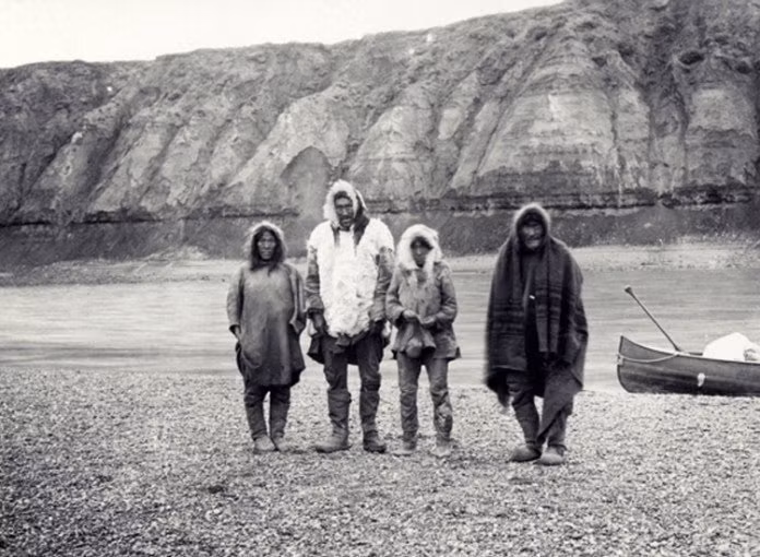 Hồ Angikuni trở thành địa điểm bí ẩn nổi tiếng thế giới khi đây là nơi xảy ra vụ mất tích tập thể của hàng trăm người Inuit. Đến nay, vụ việc này vẫn làm "đau đầu" giới khoa học và các nhà điều tra.