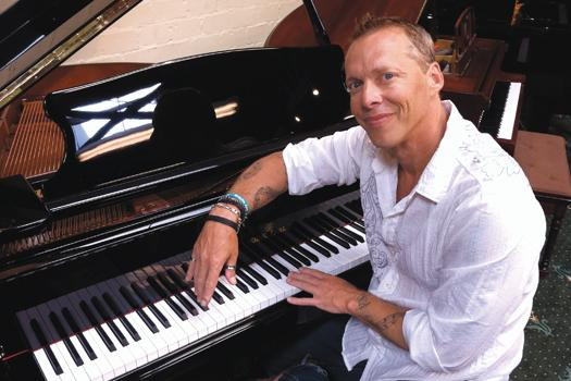 Sự việc kỳ lạ này xảy ra vào năm 2006. Khi ấy, Amato, 39 tuổi, ngã xuống 1 bể bơi nông và bị thương nặng ở đầu. Sau khi được các y bác sĩ chữa trị và hồi phục, anh đột nhiên có năng khiếu về âm nhạc và bắt đầu soạn những bản nhạc cho piano.