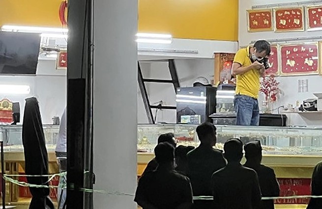 Thanh nien cuop tiem vang nhung hanh dong sau do moi gay choang vang