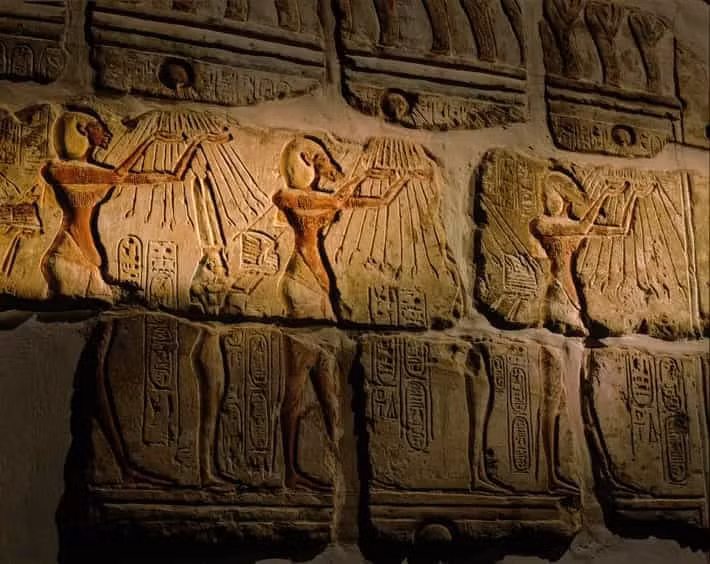 Vì vậy, Nữ hoàng Tiye đã gửi thư cho các nước đồng minh cũng như những quan chức cấp cao cai quản các vùng lãnh thổ của Ai Cập để thể hiện quyền lực, sức mạnh và sự giàu có của đế chế do bà và con trai trị vì.