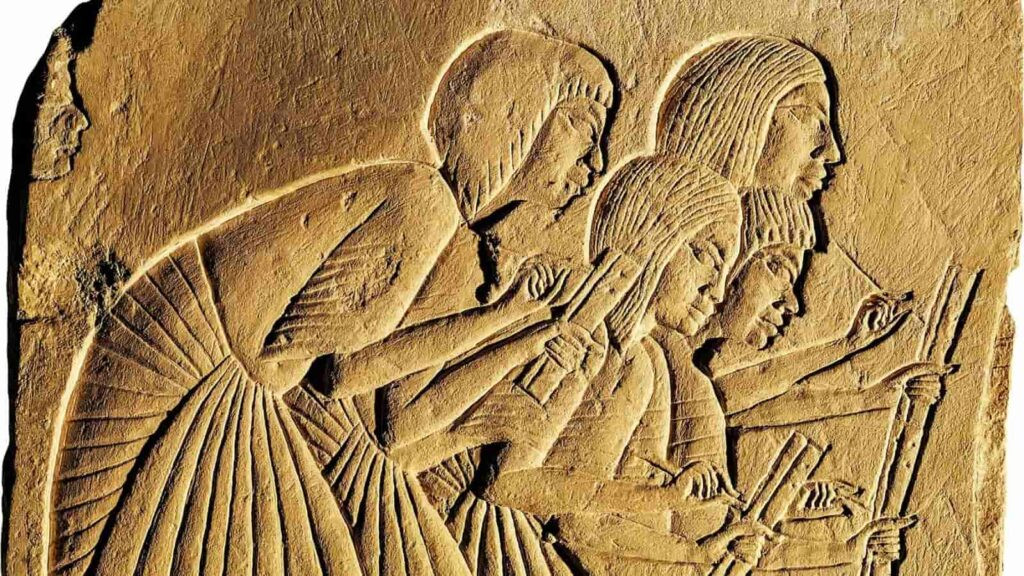 Cụ thể, các chuyên gia đã tìm thấy một số thư từ của các pharaoh Ai Cập có niên đại khoảng 3.300 tuổi. Những lá thư này được nhà vua Ai Cập gửi cho các vị vua của các đế chế khác như: Babylon, Assyria, Hittite, Mitan...