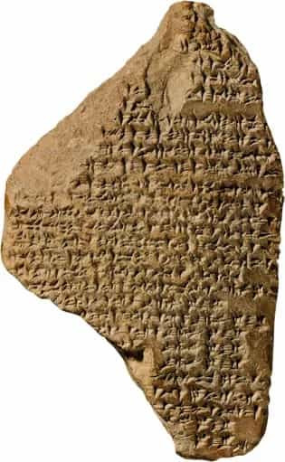 Một số bức thư được pharaoh Ai Cập gửi cho các quan chức cấp cao cai quản các vùng của đế chế nhằm thể hiện quyền lực tuyệt đối của mình. Số thư còn lại được nhà vua Au cập gửi cho người đồng cai trị hoặc các vị vua của đế chế khác để thiết lập liên minh, hợp tác giao thương...