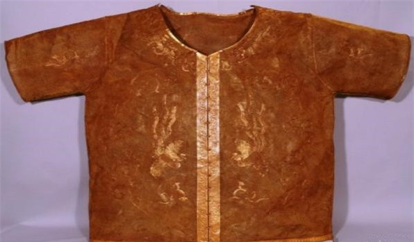 Các nhà nghiên cứu cho rằng có lẽ các nhóm trộm mộ chỉ để ý đến vàng bạc châu báu nên cho rằng tấm vải này không mấy giá trị. Vì vậy, chúng không mang tấm vải liệm đi.