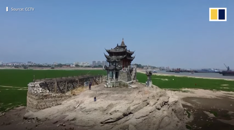 Do hạn hán và nắng nóng kỷ lục nên hồ Bà Dương cạn trơ đáy. Mọi người có thể nhìn thấy rõ những mảng đất ở dưới đáy hồ khô cằn.