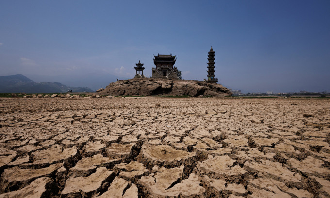 Hồ Bà Dương (Poyang) có diện tích bề mặt lớn nhất Trung Quốc, với độ sâu trung bình 8,4m, chiều dài theo chiều Bắc - Nam là 173 km và theo chiều Đông - Tây là 74 km.