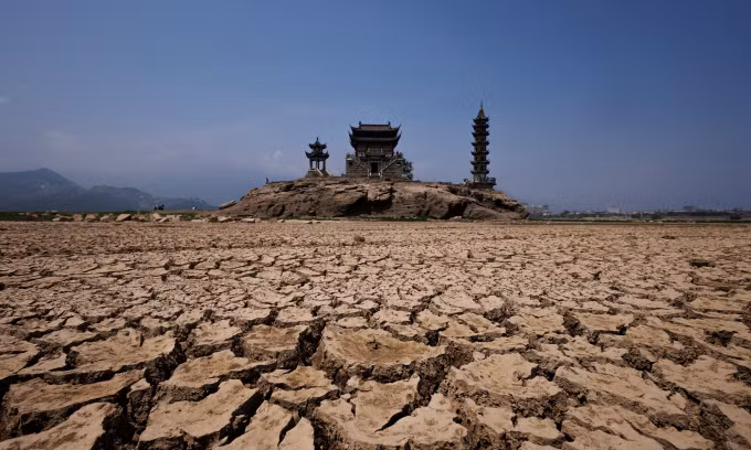 Hồ Bà Dương (Poyang) có diện tích bề mặt lớn nhất Trung Quốc, với độ sâu trung bình 8,4m, chiều dài theo chiều Bắc - Nam là 173 km và theo chiều Đông - Tây là 74 km.