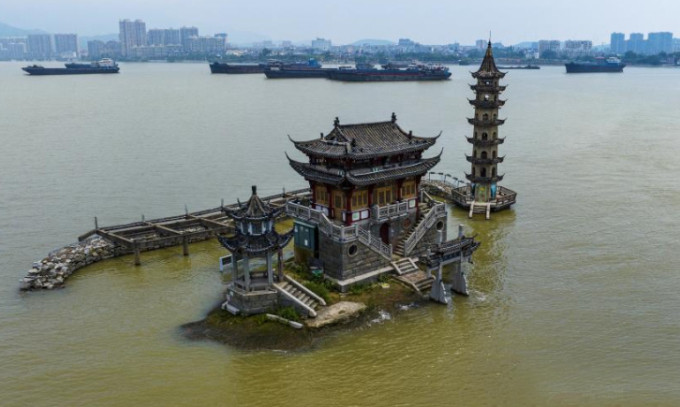 Trước khi xảy ra đợt hán hán và nắng nóng nghiêm trọng này, vào mùa khô những năm trước, hồ Bà Dương thường xuyên cạn từng phần. Khi ấy, đảo Lạc Tinh Đôn chỉ lộ một phần nhỏ trên mặt nước và chìm phần lớn dưới nước.