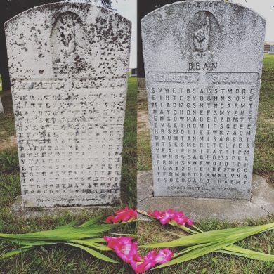 Những chữ cái và con số đó không theo một quy luật nào. Kề từ khi xuất hiện tấm bia đặc biệt này, nhiều người cho rằng, đằng sau mật mã đó có thể là một thông điệp ý nghĩa mà bác sĩ Samuel gửi tới 2 người vợ.