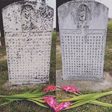 Những chữ cái và con số đó không theo một quy luật nào. Kề từ khi xuất hiện tấm bia đặc biệt này, nhiều người cho rằng, đằng sau mật mã đó có thể là một thông điệp ý nghĩa mà bác sĩ Samuel gửi tới 2 người vợ.