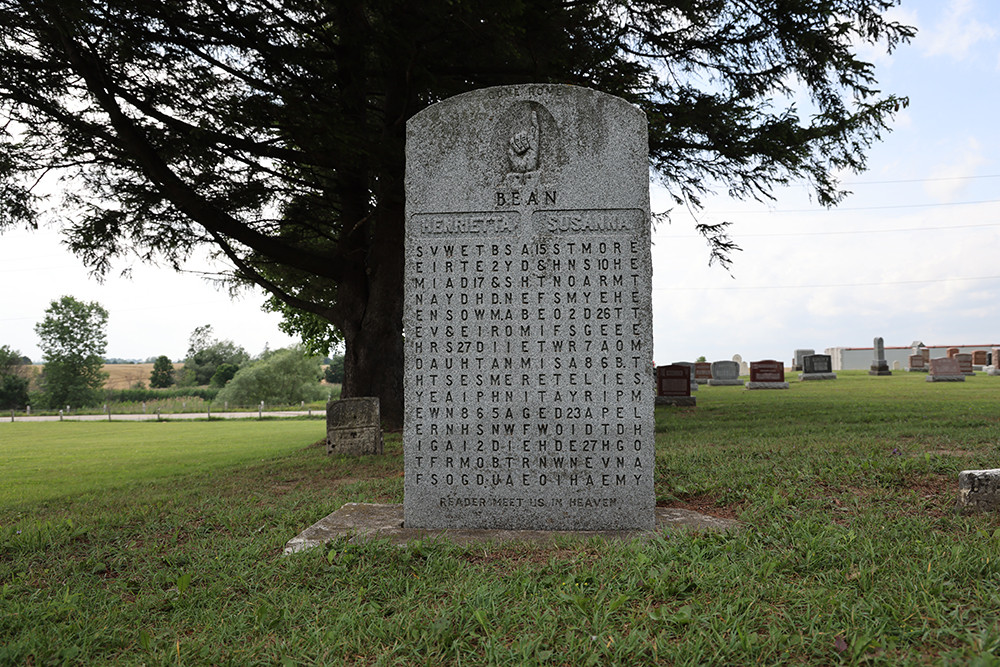Từ đây, thông điệp mà bác sĩ Samuel giấu trên tấm bia mộ của 2 người vợ được ông John giải mã là: "Trong hai ngôi mộ này là Henrietta, vợ đầu của bác sĩ S. Bean, chết ngày 27/9/1865 khi mới 23 tuổi, 2 tháng, 17 ngày. Người vợ thứ hai, Susanna, qua đời vào ngày 27/4/1867 khi 26 tuổi, 10 tháng, 15 ngày. Họ là hai người vợ mà tôi không thể tìm được ai tốt hơn. Họ là các món quà mà Chúa trời ban tặng nhưng giờ đều đã ở trên thiên đường. Hy vọng Chúa sẽ để tôi gặp họ trên đó".