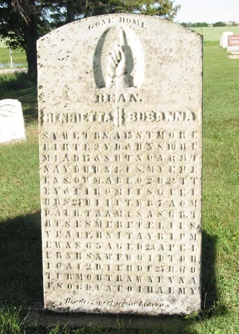 Ông John cho biết đã tìm ra quy luật của mật mã trên tấm bia mộ. Theo ông, lời giải được bắt đầu từ chữ cái thứ 7 tính từ trên xuống thuộc hàng thứ 7 từ trái sang. Sau đó đọc theo hình xoắn ốc vuông và hình zig-zag.