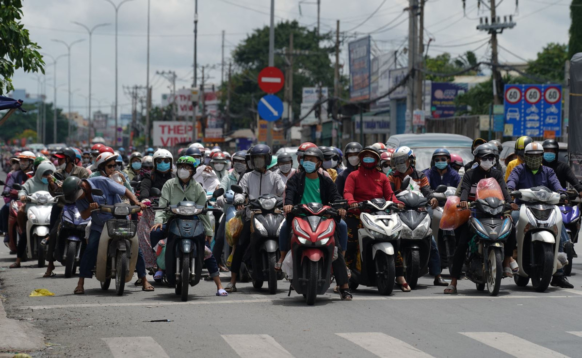 Chieu toi ngay cuoi cung cua ky nghi, nguoi dan do ve TP Ho Chi Minh-Hinh-11
