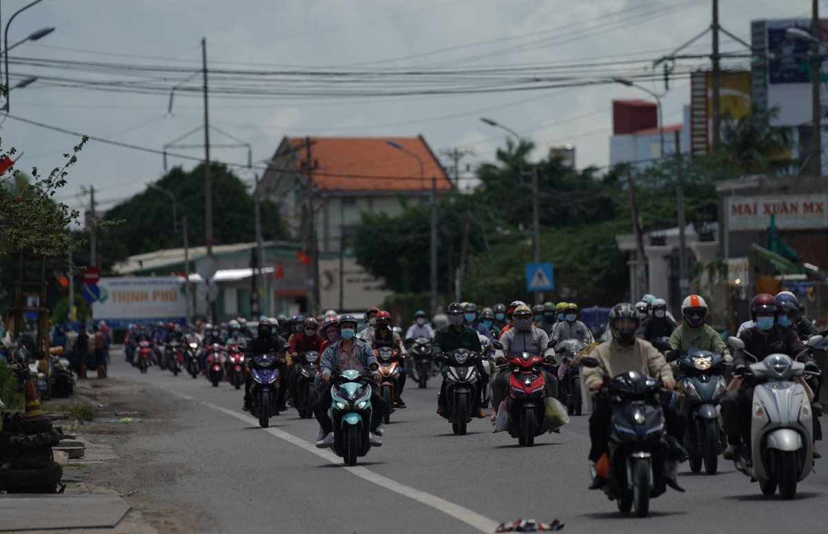 Chieu toi ngay cuoi cung cua ky nghi, nguoi dan do ve TP Ho Chi Minh-Hinh-10