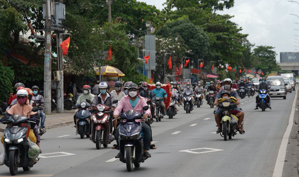 Chieu toi ngay cuoi cung cua ky nghi, nguoi dan do ve TP Ho Chi Minh-Hinh-3