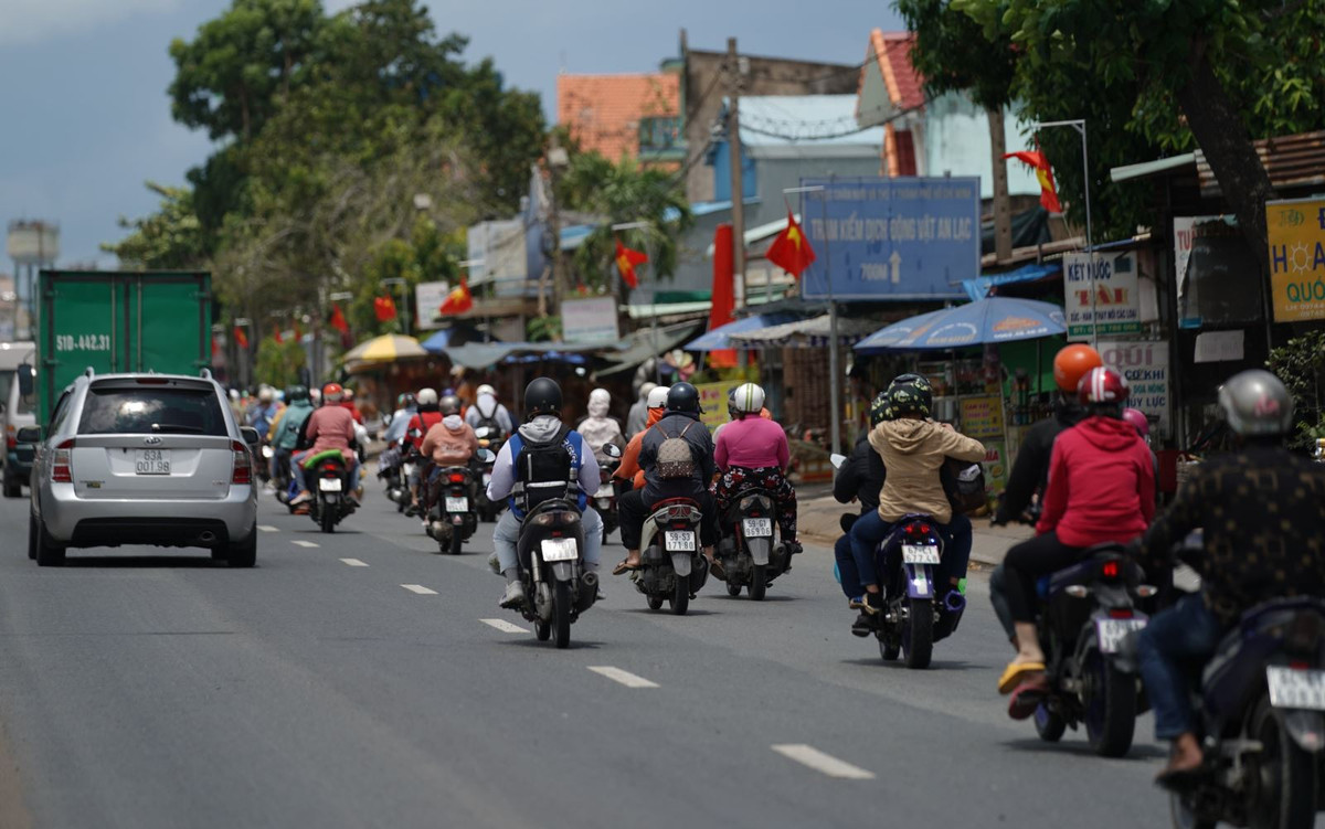 Chieu toi ngay cuoi cung cua ky nghi, nguoi dan do ve TP Ho Chi Minh