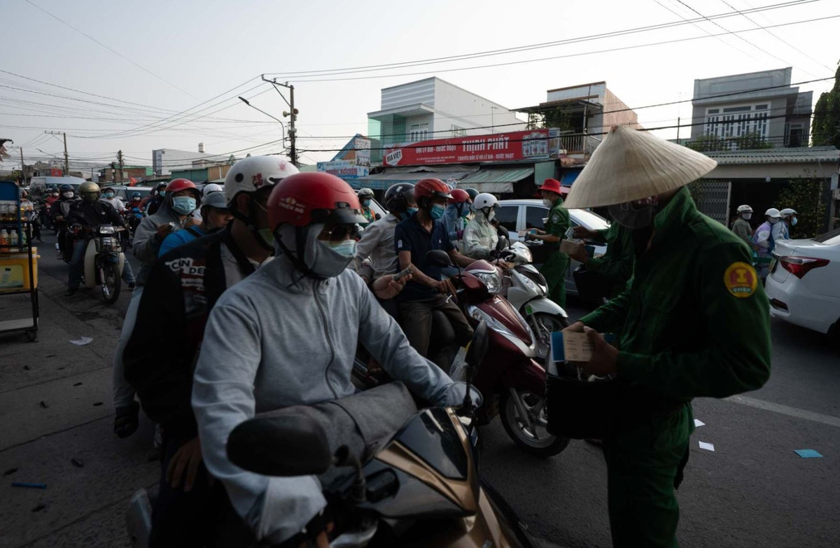 Chieu toi ngay cuoi cung cua ky nghi, nguoi dan do ve TP Ho Chi Minh-Hinh-8