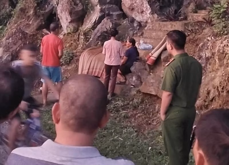 Xac dinh nguyen nhan nam thanh nien tu vong duoi hang nui Hoa Binh