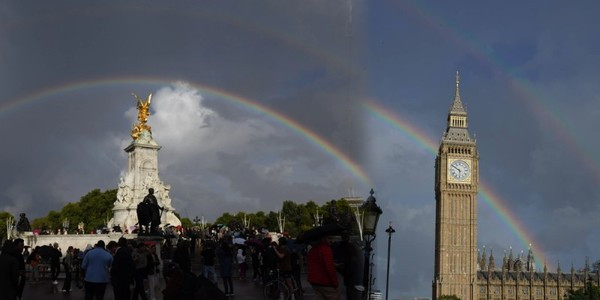 Vào ngày 14/9, linh cữu Nữ hoàng Elizabeth II được rước đến đặt và quàn tại Đại sảnh của Toà nhà Quốc hội Anh trong vòng 4 ngày để mọi người có thể đến viếng.