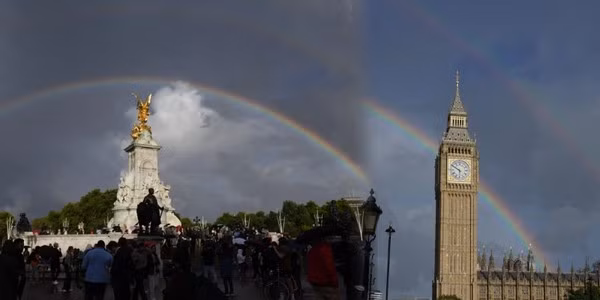 Vào ngày 14/9, linh cữu Nữ hoàng Elizabeth II được rước đến đặt và quàn tại Đại sảnh của Toà nhà Quốc hội Anh trong vòng 4 ngày để mọi người có thể đến viếng.