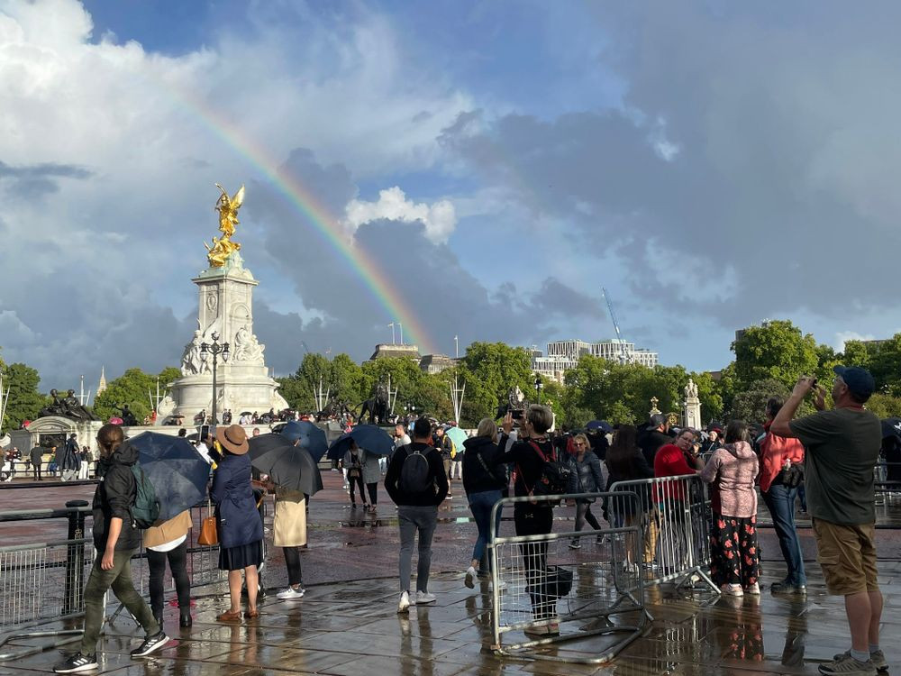 Khi nhìn thấy cầu vồng, nhiều người cho rằng đây là dấu hiệu cho thấy Nữ hoàng Elizabeth II đã thực sự từ giã cõi đời.