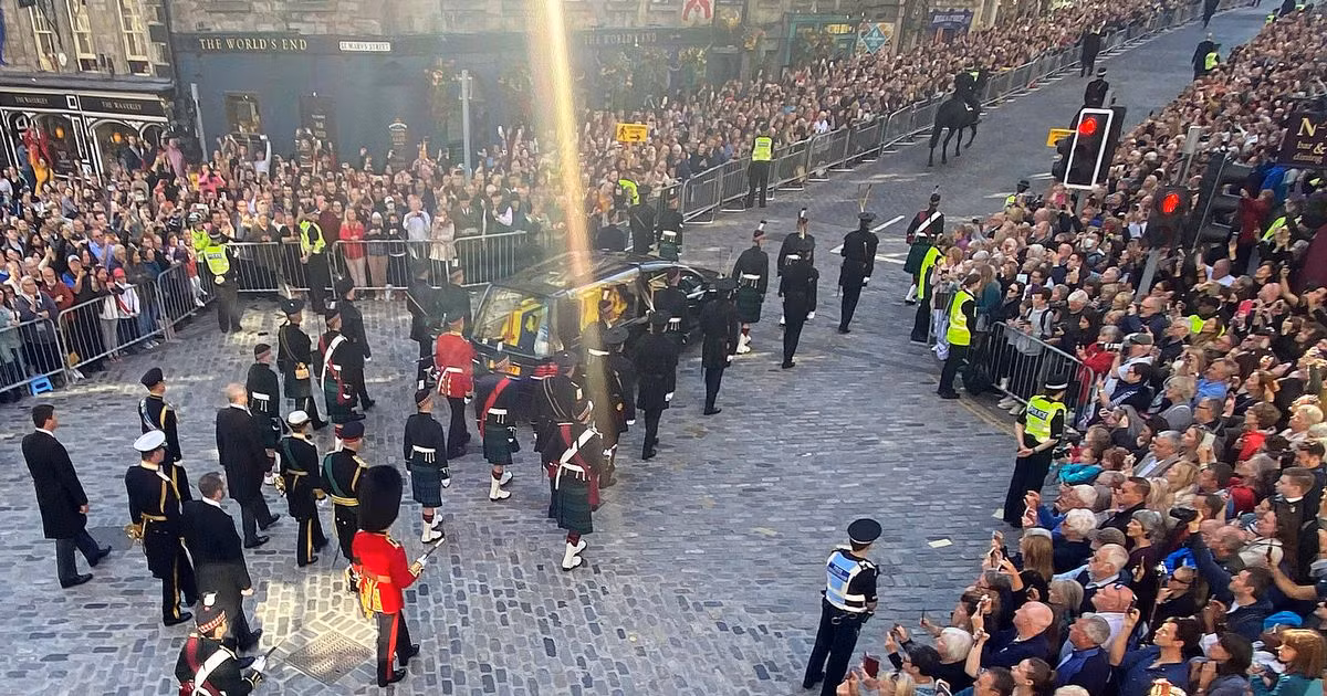 Khi Quốc ca vang lên, linh cữu Nữ hoàng Elizabeth II được hạ xuống nhẹ nhàng từ chiếc xe tang trước sự chứng kiến của 4 người con của bà là: Vua Charles III, Công chúa Anne, Hoàng tử Andrew và Hoàng tử Edward.