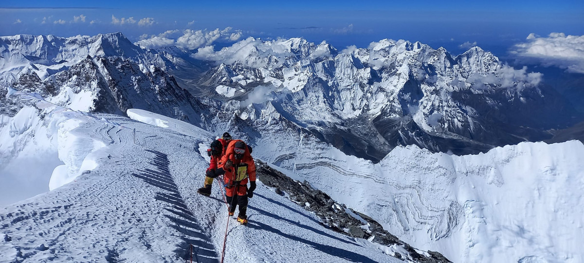 Nguyên nhân khiến người leo núi bỏ mạng khi chinh phục đỉnh Everest chủ yếu gồm: thiếu oxy, suy tim, tê cóng, ngã hoặc do van bình oxy bị đóng băng. Theo một thống kê, khoảng 300 người đã thiệt mạng trong chuyến hành trình chinh phục đỉnh núi hùng vĩ và nguy hiểm này.