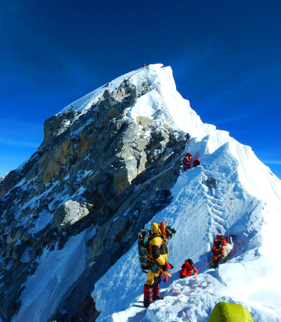 Đỉnh Everest cao 8.848m là một trong nhiều đỉnh núi cao trên thế giới mà hàng triệu người leo núi muốn chinh phục. Tuy nhiên, không ít người leo núi đã bỏ mạng trên đường chinh phục đỉnh Everest trong những năm qua.