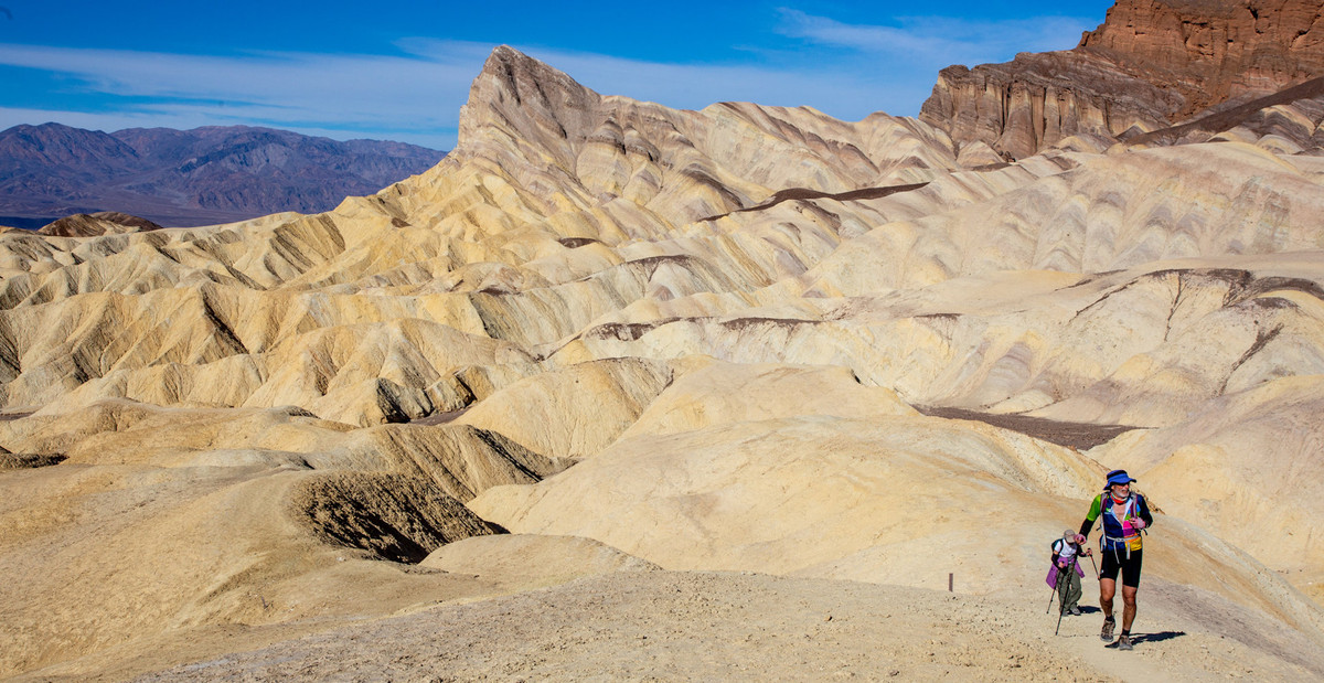 Vào năm 1913, nhiệt độ ở Thung lũng Chết ghi nhận mức cao kỷ lục: 56,7 độ C. Trái với mùa Hè, mùa Đông tại đây thường dưới 0 độ C. Lượng mưa trong thung lũng rất thấp, trung bình hằng năm khoảng 42 mm. Một số trường hợp được ghi nhận tử vong khi đi lạc trong Thung lũng Chết hoặc hết thức ăn, thức uống...