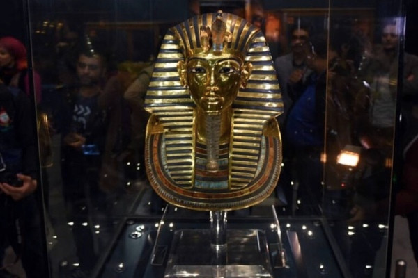 Ngoài vàng, mặt nạ đặt trên xác ướp pharaoh Tutankhamun còn được trang trí bằng đá quý khiến cổ vật này ngày càng giá trị hơn.