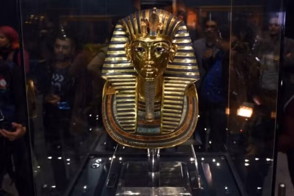Ngoài vàng, mặt nạ đặt trên xác ướp pharaoh Tutankhamun còn được trang trí bằng đá quý khiến cổ vật này ngày càng giá trị hơn.