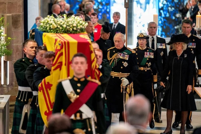  Nữ hoàng Elizabeth II qua đời ngày 8/9, hưởng thọ 96 tuổi. Loạt sự kiện trong lễ quốc tang của Nữ hoàng được tổ chức trong 10 ngày và kết thúc bằng tang lễ tại Tu viện Westminster ở thủ đô London vào ngày 19/9.