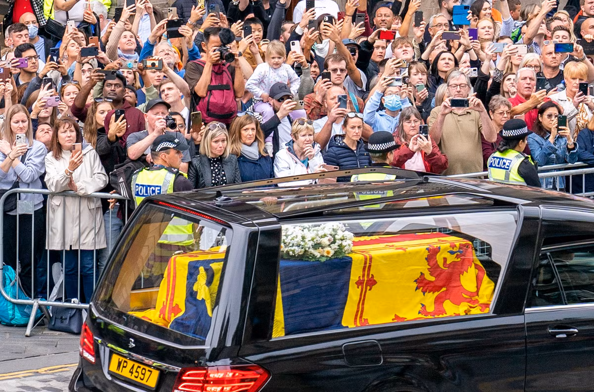 Khi một công ty khác ở London, Leverton and Sons, nhận trách nhiệm tổ chức các tang lễ hoàng gia từ năm 1991, quan tài của Nữ hoàng Anh đã được chuyển giao cho công ty này. Do đó, Leverton and Sons không có thông tin đầy đủ về thời gian hoặc quá trình đóng quan tài dành cho Nữ hoàng Elizabeth II.