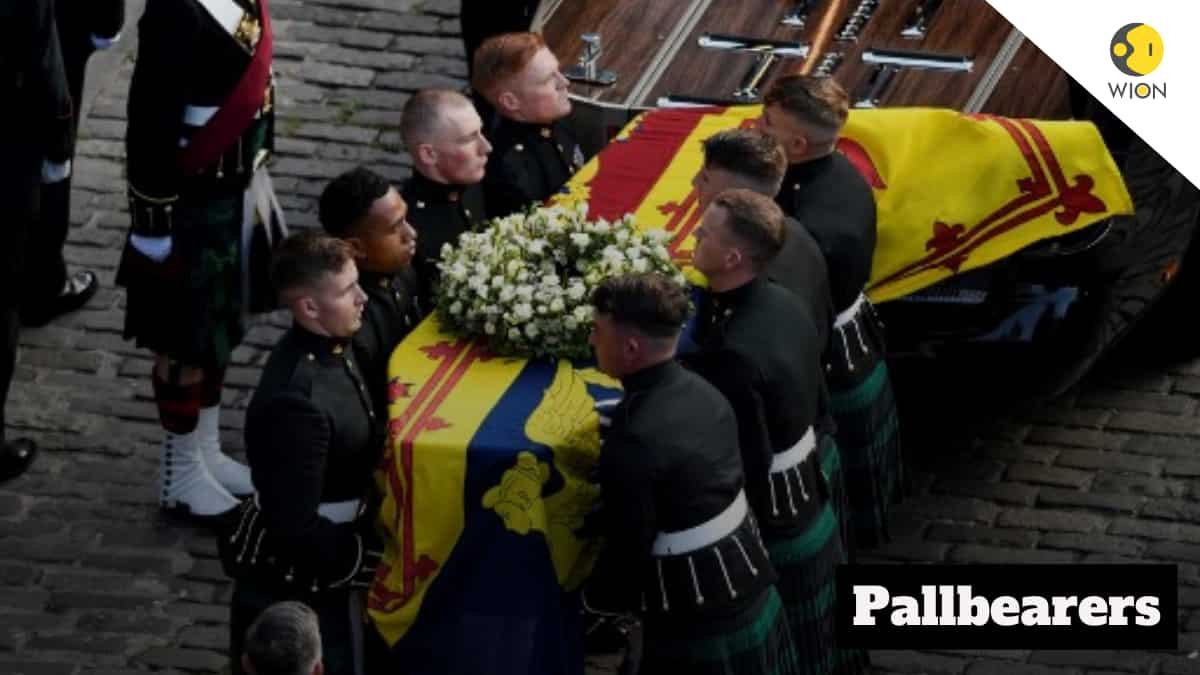 Do quan tài gỗ sồi lót chì nên nặng hơn so với các quan tài gỗ bình thường. Vì vậy, 8 người khiêng quan tài Nữ hoàng Elizabeth II thay vì 6 người như thông thường.