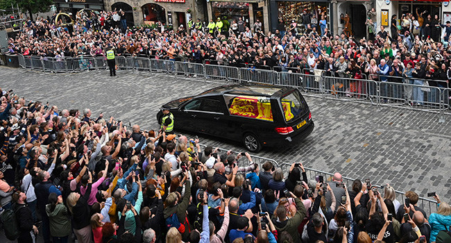 Thi hài Nữ hoàng Elizabeth II được đặt trong quan tài gỗ sồi phủ cờ hiệu. Cỗ quan tài này được làm bằng gỗ sồi Anh cách đây hơn 30 năm.