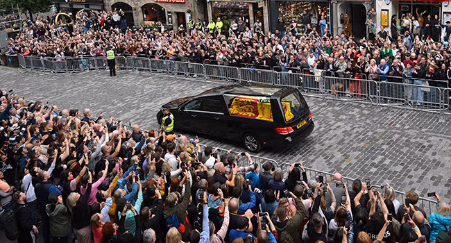 Thi hài Nữ hoàng Elizabeth II được đặt trong quan tài gỗ sồi phủ cờ hiệu. Cỗ quan tài này được làm bằng gỗ sồi Anh cách đây hơn 30 năm.