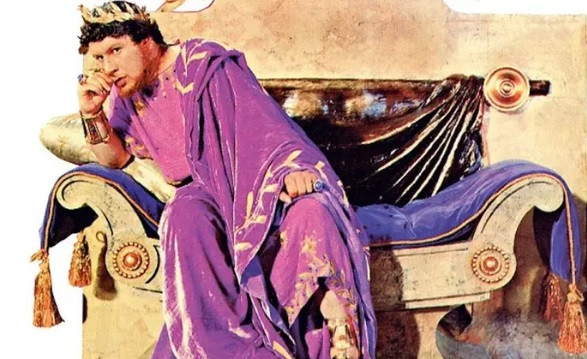 Màu tím là màu sắc quyền lực tượng trưng cho quyền lực. Theo đó, chỉ có hoàng đế và các thượng nghị sĩ mới mặc trang phục màu tím. Ngoài 2 nhóm đối tượng này, bất cứ ai mặc quần áo có màu sắc này đều bị kết tội phản quốc và đối mặt với án tử hình.