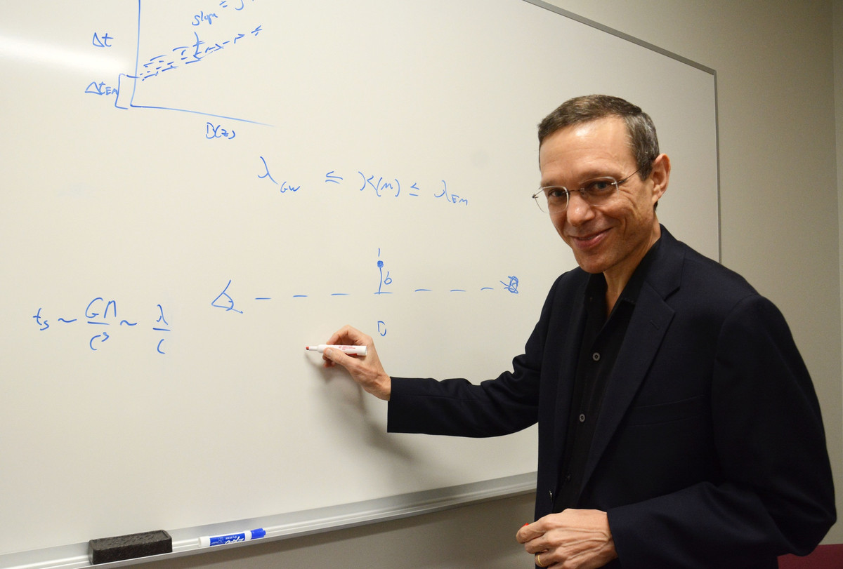 Trong số này, nhà vật lý thiên văn Avi Loeb tin rằng, người ngoài hành tinh có thể sở hữu công nghệ cực kỳ vượt trội, bao gồm tạo ra những cỗ máy hiện đại để gửi các hạt và năng lượng siêu tốc qua không gian. Công nghệ vượt trội đó của người ngoài hành tinh có khả năng thiêu rụi mọi thứ trong thiên hà, bao gồm cả Trái đất.