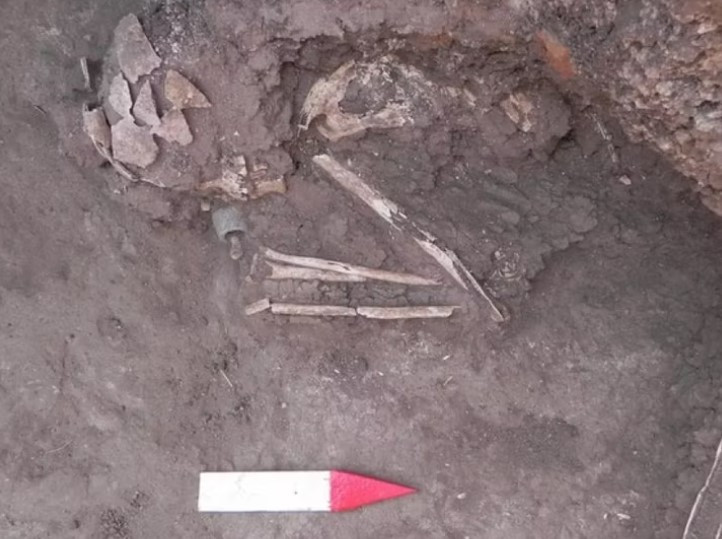 Tại một ngôi mộ ở nghĩa địa sông Nile, các nhà khảo cổ tìm thấy các đầu tên. Từ đây, họ suy đoán chủ nhân ngôi mộ có thể là một cung thủ hoặc chiến binh chuyên sử dụng cung tên. Do đó, vũ khí này được chôn cất cùng họ sau khi qua đời.