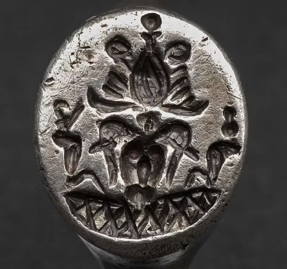 Một chiếc nhẫn bạc có khắc hình ảnh vị thần có sừng tại nghĩa địa sông Nile cho thấy người Kush đã chôn cất người chết cùng với nhiều món đồ giá trị để có cuộc sống dư giả ở thế giới bên kia. Một số chuyên gia nhận định chiếc nhẫn bạc này khắc hình thần Amun - vị thần có đầu cừu đực. Vào thời điểm bấy giờ, bạc được coi là quý hiếm như vàng.