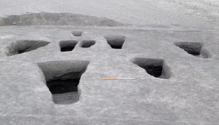 Trong cuộc khai quật tại nghĩa địa sông Nile, các chuyên gia đã vô cùng kinh ngạc khi tìm thấy những ngôi mộ hình thang. Chúng có hình dáng lạ với lối đi dẫn xuống một lăng mộ dưới lòng đất. Các lăng mộ này không có phần kiến trúc nổi trên mặt đất. Theo các chuyên gia, những ngôi mộ đặc biệt này thuộc về vương quốc Kush tồn tại cách đây khoảng 2.000 năm. Nền văn minh này phát triển bên bờ sông Nile.