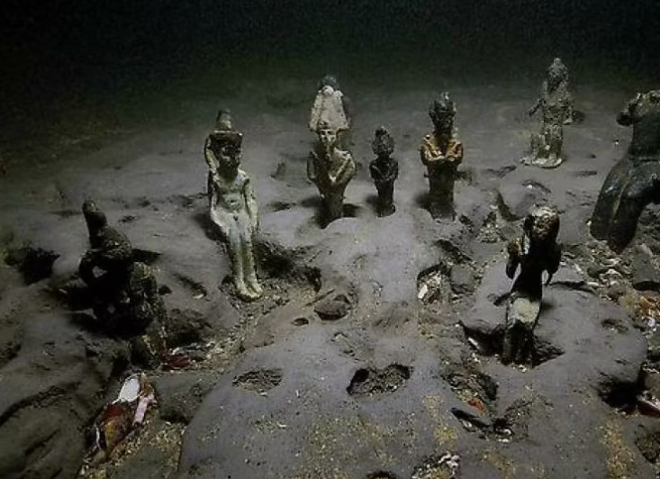 Vào năm 2013, thành phố cảng Thonis-Heracleion của Ai Cập được các chuyên gia phát hiện cách cửa sông Nile khoảng 1,5 km. Thành phố biển này từng là cửa ngõ của Ai Cập vào năm 1.000 trước Công nguyên, và từng là một trong những nơi thịnh vượng nhất Địa Trung Hải. Về sau, Thonis-Heracleion trở thành "nghĩa địa" của nhiều tàu thuyền gặp thảm kịch kinh hoàng. Bên trong các xác tàu có chứa những cổ vật quý giá như: mỏ neo, đồng xu, đồ gốm...
