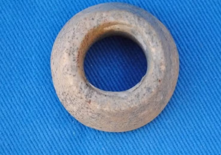 Nhẫn đá hay còn gọi là nhẫn cung thủ được tìm thấy tại nghĩa địa sông Nile. Cổ vật này cho thấy nó thuộc về một cung thủ. Người này thường đeo chiếc nhẫn đá ở ngón tay cái để kéo dây cung, nhắm và bắn tên.